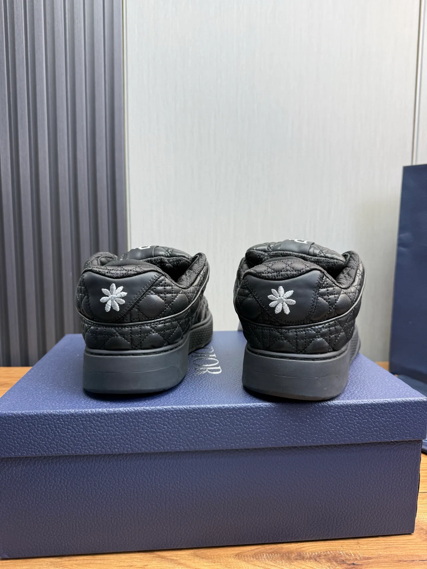 Men's shoes 💰800💰 Dior sneakers enrich the classic series with fashionable retro style. Carefully crafted, they can be paired with casual looks all year round. Dad Shoes style shoes that follow the trend of the retro market ▪️ Fabric: Original custom embroidered cowhide ▪️ Lining: Imported breathable mesh ▪️ Sole: Original molded non-slip outsole ▪️ Size: 38-45 (45 is custom-made and cannot be returned)